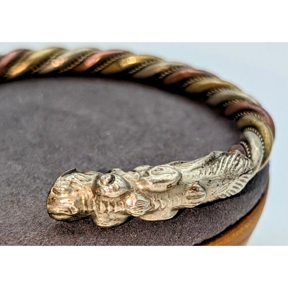 Eight Piece Lot of Tri-Tone Metal/Copper Jewelry - Picture 9 of 10